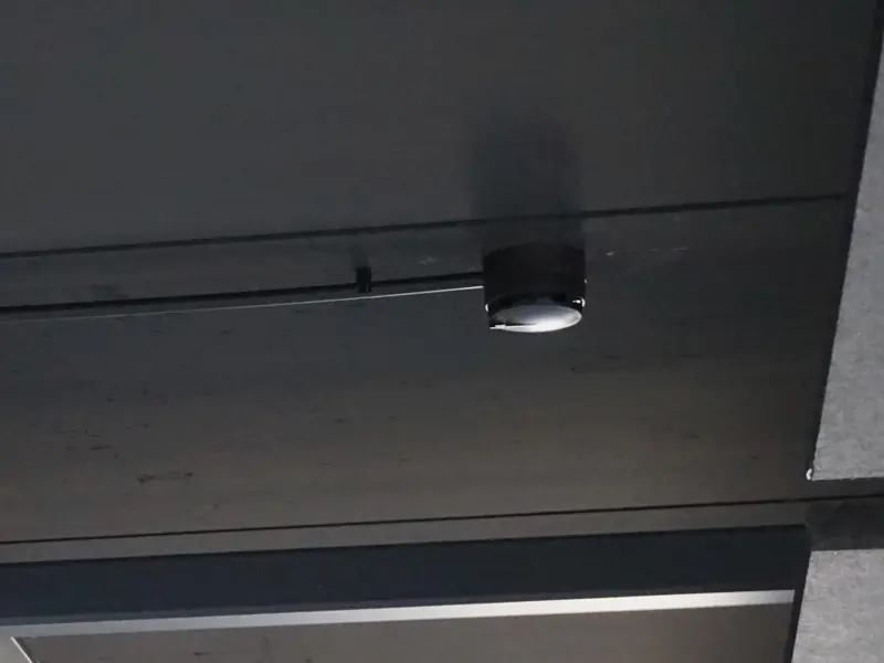 Rookmelder met bekabeling aan het plafond van een kantoorpand