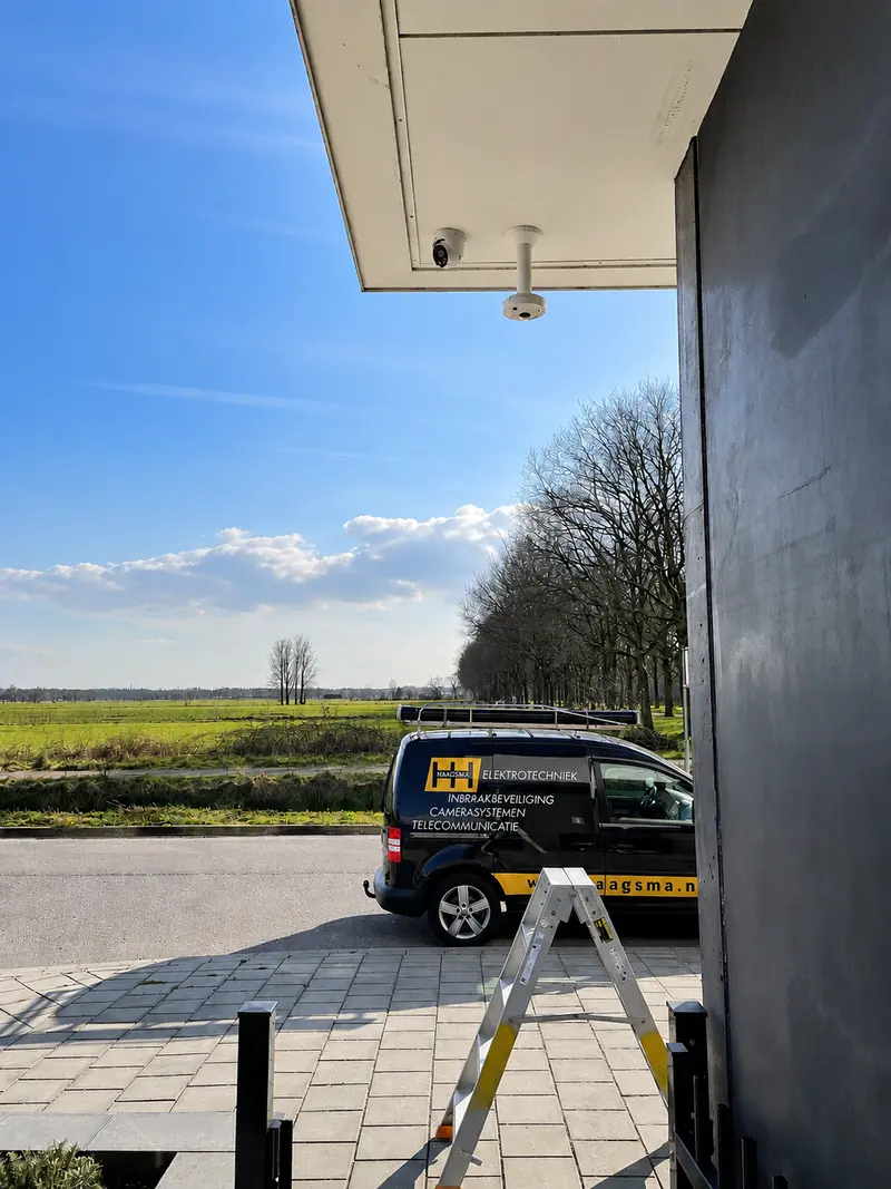 Beveiligingscamera aan de gevel van een bedrijfspand