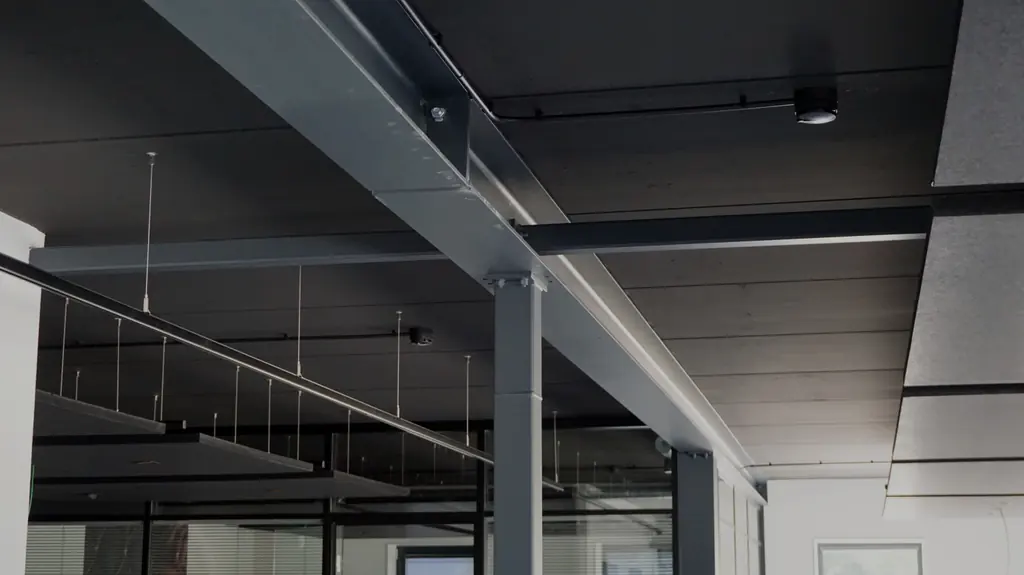 Detector en kabelgoten aan het plafond van een kantoorpand