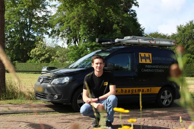 Haagsma-servicebus met een van de vakmensen ervoor