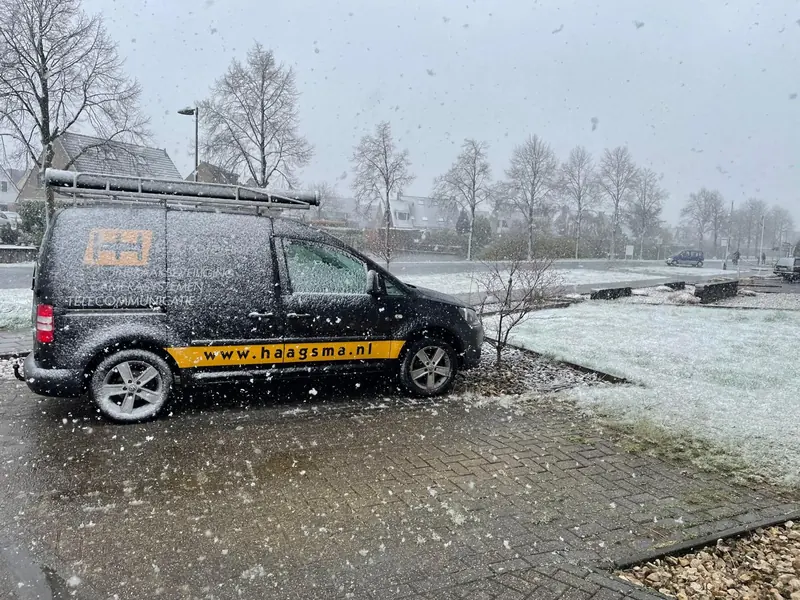 Haagsma-servicebus in de sneeuw, onderweg naar een klant