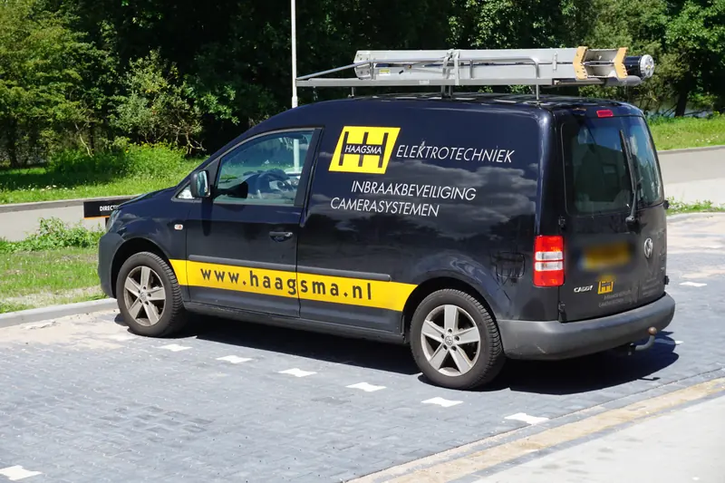 Haagsma-bedrijfsbus met belettering voor inbraakbeveiliging en camerasystemen